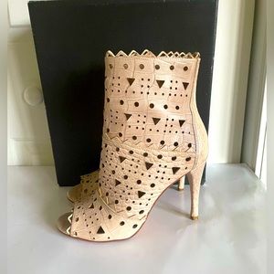 Pour La Victoire Beige Perforated Leather Peep Toe  Booties 6 EUC